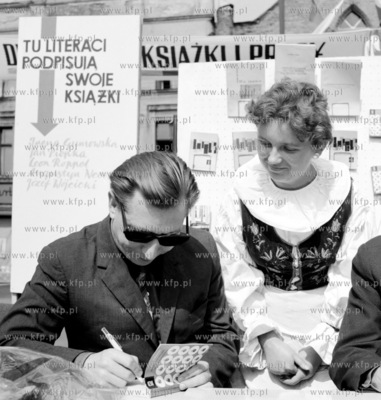Jozef Wojcicki podpisuje swoja ksiazke "Tysiac lat...
