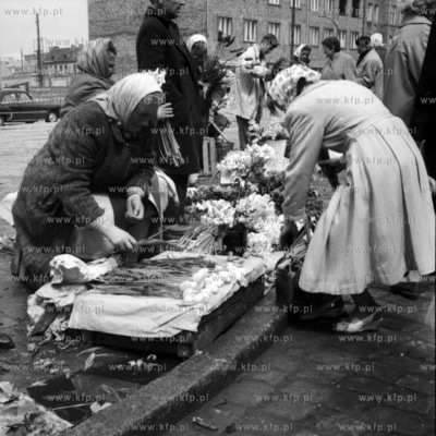 Handel kwiatami pod Halą Targową w Gdańsku. 1963...