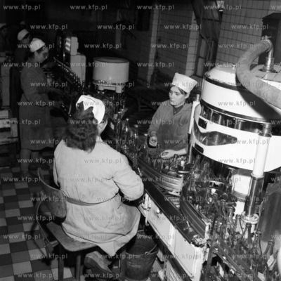 Linia produkcyjna w rozlewni alkoholi. 
12.1966
0000638z_grudzien1966
Fot....