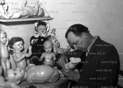 Punkt naprawy lalek.
1960
0006562z
Fot. Zbigniew Kosycarz...