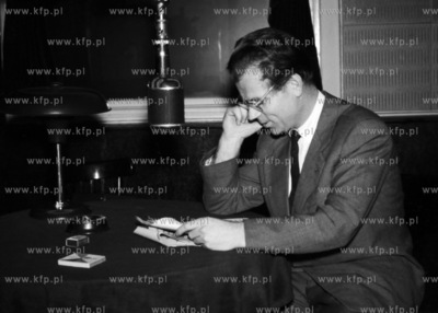 Dziennikarze Radia Gdańsk przy pracy w studiu radiowym....