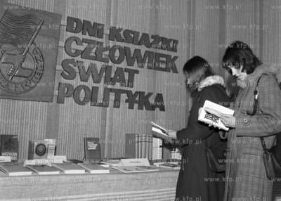 Wystawa książek o tematyce spoleczno-politycznej...