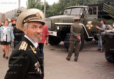 Rosyjski zolnierz - weteran na wystawie sprzetu wojskowego...