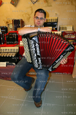 Wystawa akordeonow w krzywym domku na sopockim deptaku....