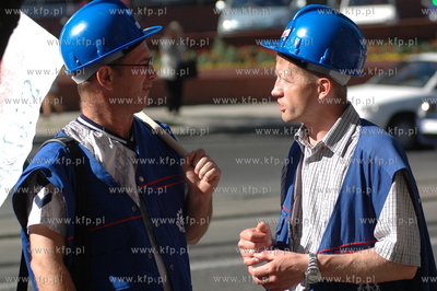 Protest stoczniowcow przed gmachem Sadu Rejonowego...