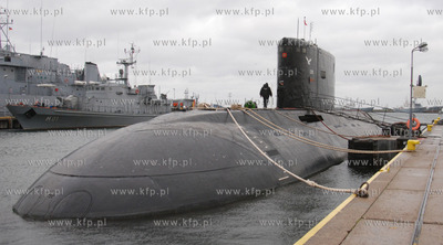 Okret podwodny Orzel przy nabrzezu w Porcie Marynarki...