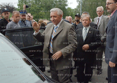 Koszalin. Andrzej Lepper opuszcza koaszlinska prokurature,...