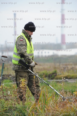 Saperzy z firmy EXPLOSIVE przeczesuja tereny pod budowe...