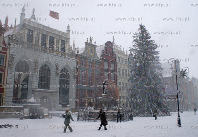 Zima dotarla do Gdanska. Nz. Dlugi Targ z fontanna...