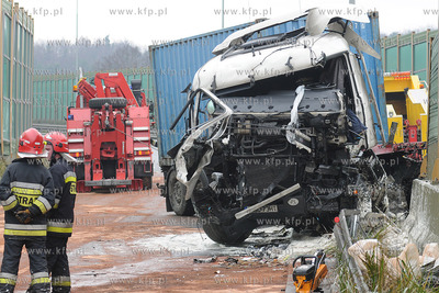 Gdynia. Z niewyjasnionych przyczyn samochod ciezarowy...