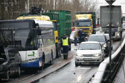 Utrudnienia na zjezdzie z estakady na ulice Hutnicza...