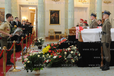 Warszawa. Trwa zaloba narodowa po katastrofie prezydenckiego...