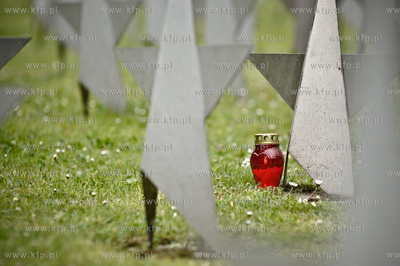 Cmentarz zolnierzy Armii Radzieckiej w Gdansku po uroczystosciach...