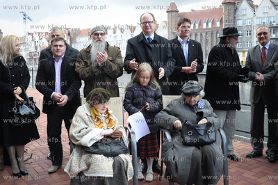 Oficjalna prezentacja osob wchodzacych w sklad honorowego...
