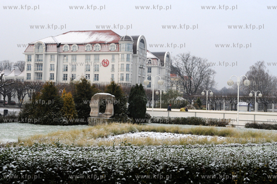 Sopot. Pierwszy snieg w Sopocie. Nz. Hotel Sheraton....