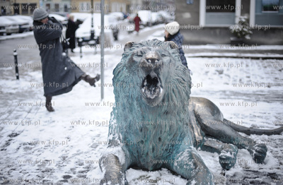 Pierwszy powazny snieg na ulicach Gdanska. Nz. Lwy...