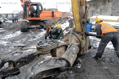 Rozbiorka strawionej pozarem hali produkcyjnej firmy...