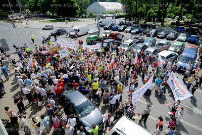 Kupcy z gdyńskiej hali targowej przeszli ulicami Gdyni...