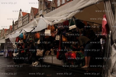 Czeste opady nie pozwalaja w pelni cieszyc sie trwajacym...