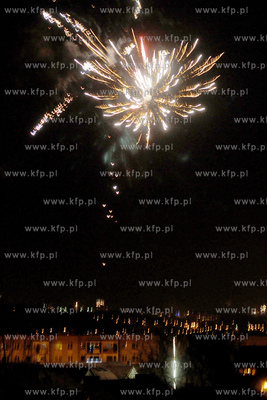 Mieszkancy Gdyni i Rumi witaja Nowy Rok 2013 fajerwerkami...