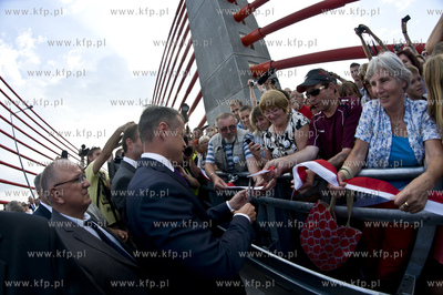Otwarcie mostu w Kwidzynie. Nz. wstege przecina Minister...