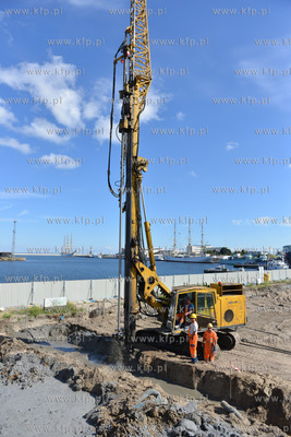 Gdynia. Na terenie sasiadujacym z apartamentowcem Sea...