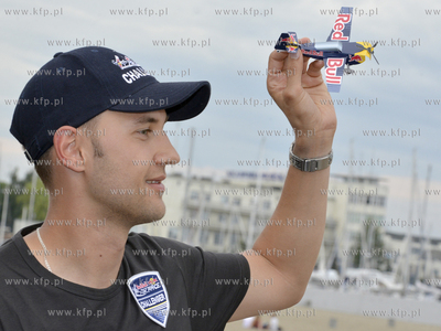 Pilot Lukasz Czepiela wystaruje w klacie Challenger...