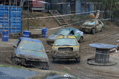 ZYWE TRUPY GRASOWAŁY W KOLIBKACH. Kolejna 14. juz...