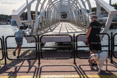Wakacje w Ustce. Kładka obrotowa na Słupii. 22.08.2023....