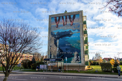Mural autorstwa Jarosława Kukowskiego na elewacji...
