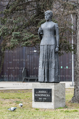 Gdańsk Główny. Pomnik Marii Konopnickiej przy targu...