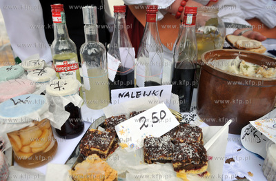 Pomorskie Swieto Produktu Tradycyjnego w Gdansku obok...