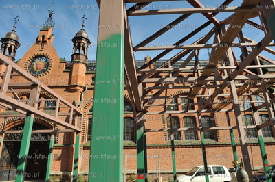 Budowa nowych 18 pawilonow straganow na targowisku...