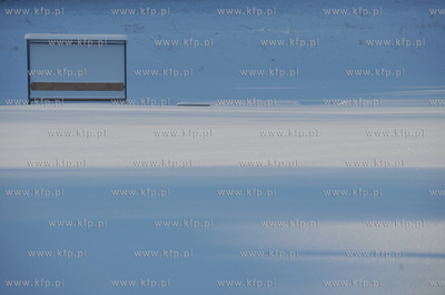 Zima w Sulminie na Kaszubach. Pokryte sniegiem boisko...