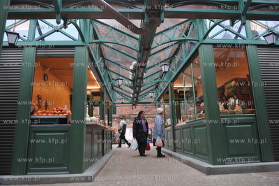 Nowe stragany owocowo - warzywne na Placu Dominikanskim...