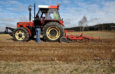Wiosenne prace rolne w Sulminie na Kaszubach. 14.04.2011...