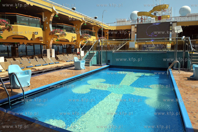 Statek wycieczkowy Costa Pacifica plywajacy pod wloska...