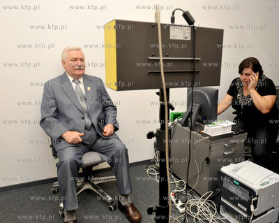 Prezydent Lech Walesa zwiedza stadion PGE Arena w Gdansku....