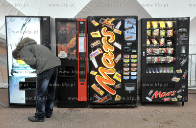 Lodowisko na Placu zebran Ludowych. Nz. automaty z...