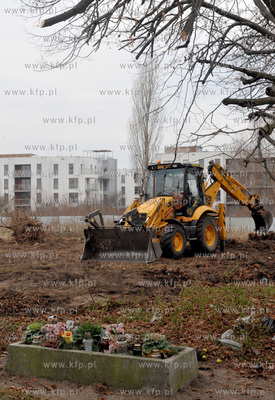 Gdansk Brzezno. Likwidacja starego cmantarza na al....