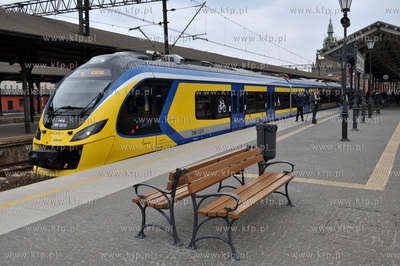 Dworzec Glowny w Gdansku.  Nowy pociag SKM Impuls rozpoczal...