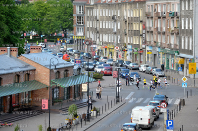 II PZU Gdansk Maraton.  Zawodnicy na skrzyzowaniu ul.Podwale...