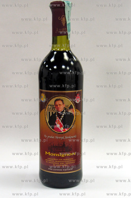 Butelka wina "Monsignore" z wizerunkiem ksiedza pralata...