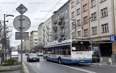 Gdynia, trolejbus na ul. Świętojańskiej.  6.01.2018...