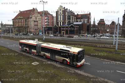 Gdańsk. Węzeł Okopowa. Autobus miejskie marki Solaris...