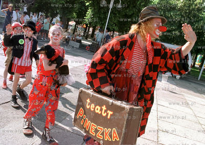 Teatr Pinezka przed molo w Sopocie. 5.07.99 fot. Wojtek...