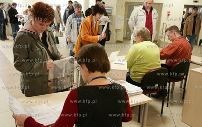 Gdansk. Urzad Skarbowy nr 1. Podatnicy skladaja zeznania...