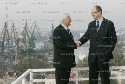 Gdansk. Prezydent Gdanska Pawel Adamowicz w towarzystwie...