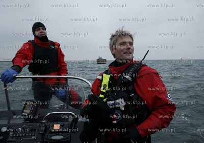 Marynarze, przygotowujacy sie do pracy na morzu przechodza...