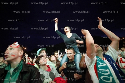 Gdansk. Mistrzostwa europy w pilce noznej. Kibice ogladaja...